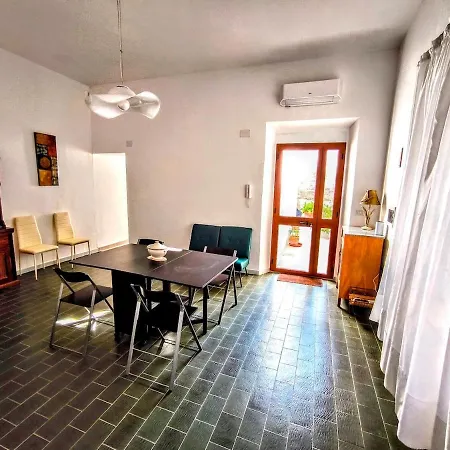 Il Maestralino, With Courtyard *